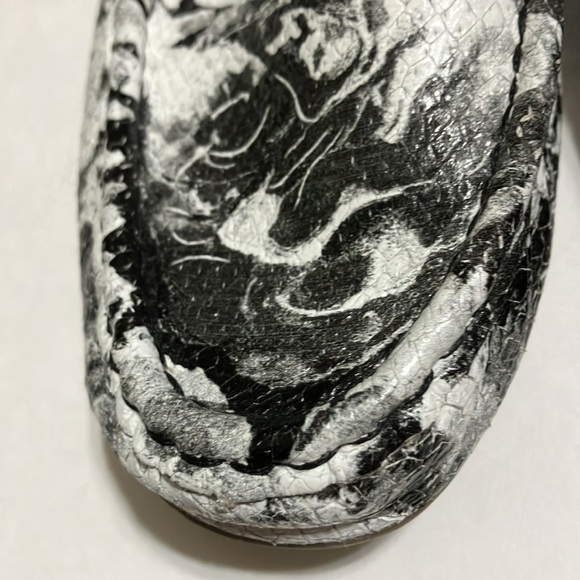 Isaac Mizrahi Live Size 7 1/2 M Black and White Loafer Shoe - Picture 8 of 10